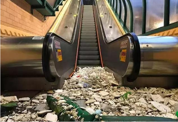 海水混雜著漂浮物涌入大樓內(nèi)，積水退去只剩下沉淀物。